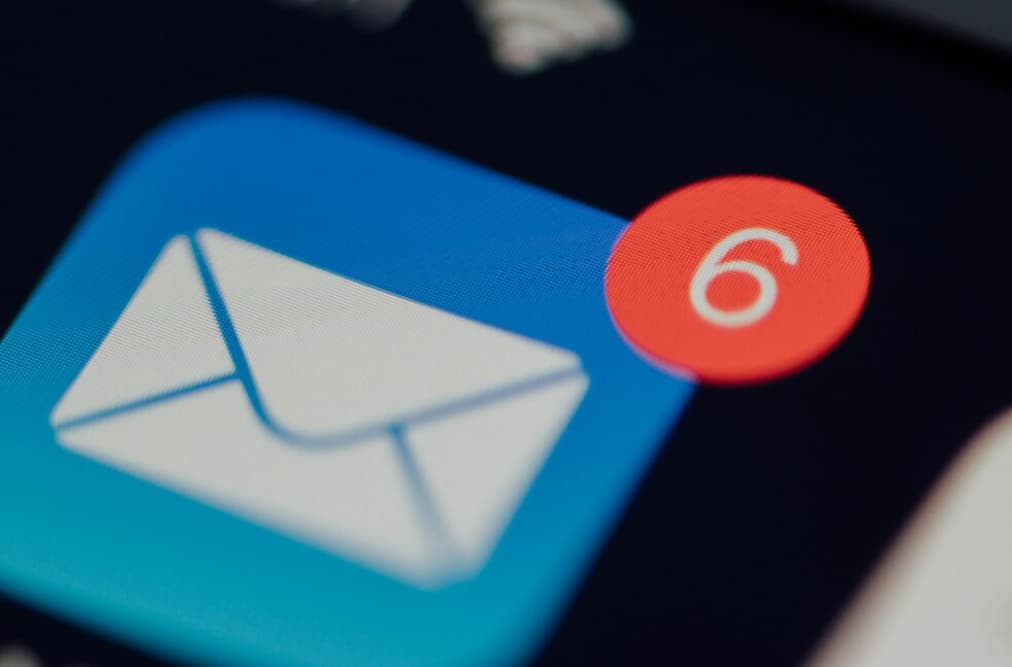 Close-up of a mail app icon with 6 unread message notifications